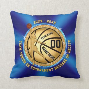 Meisje personaliseert hoge nachtcadeautjes voor ho kussen