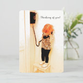 Meisje praat over de oude muur, denk aan jou feestdagenkaart (Staand voorkant)