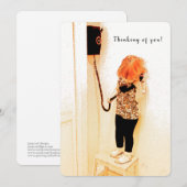 Meisje praat over de oude muur, denk aan jou feestdagenkaart (Voorkant / Achterkant)