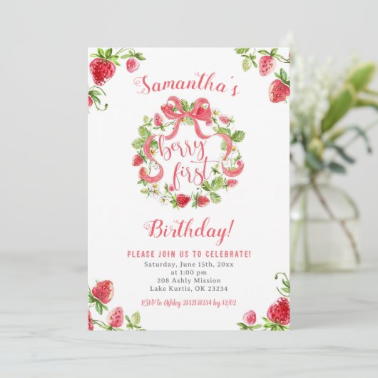 Meisje roze aardbei bessen eerste verjaardag kaart (Staand voorkant)