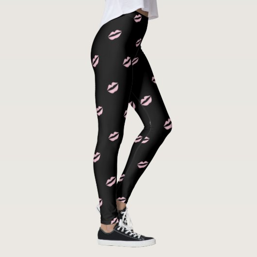  meisje, roze lips, zwart leggings (Rechts)