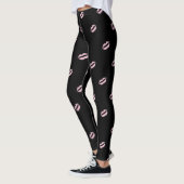  meisje, roze lips, zwart leggings (Links)
