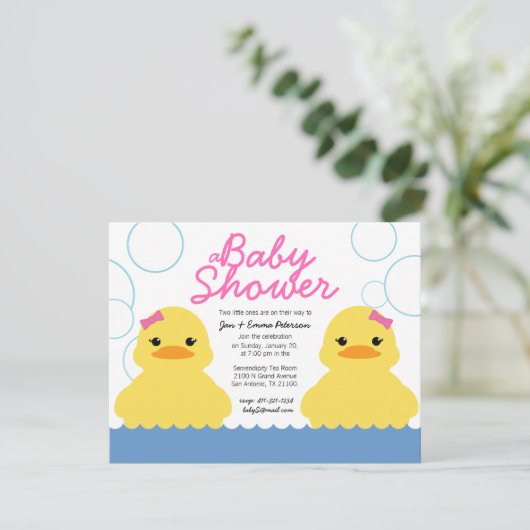 meisje rubber ducky TWIN BABY SHOWER uitnodiging (Staand voorkant)