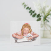 Meisje schrijven met huisdier konijn eten papier / (Staand voorkant)