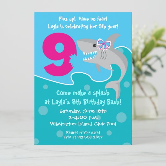 Meisje Shark Bite Uitnodigen - 9e Verjaardagsfeest Kaart (Staand voorkant)
