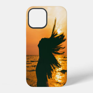 Meisje silhouet, zee zonsondergang, vrijheid. iPhone 12 hoesje