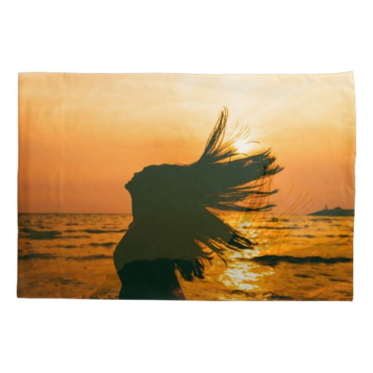 Meisje silhouet, zee zonsondergang, vrijheid. kussensloop (Achterkant)