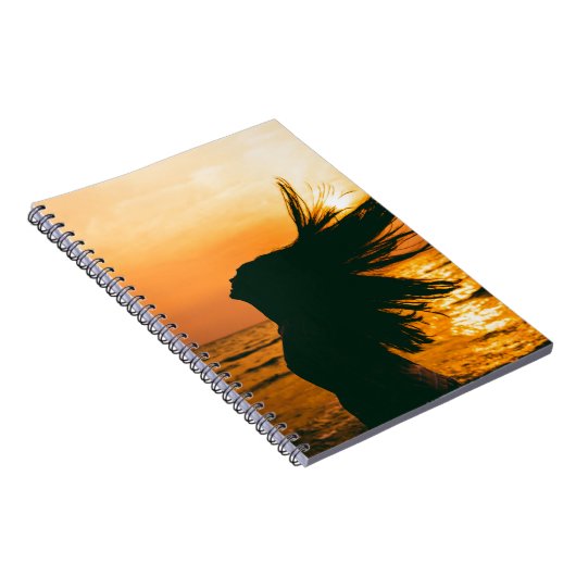 Meisje silhouet, zee zonsondergang, vrijheid. notitieboek (Rechterzijde)