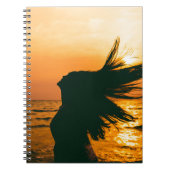Meisje silhouet, zee zonsondergang, vrijheid. notitieboek (Voorkant)