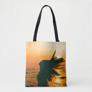 Meisje silhouet, zee zonsondergang, vrijheid. tote bag