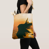 Meisje silhouet, zee zonsondergang, vrijheid. tote bag (Dichtbij)