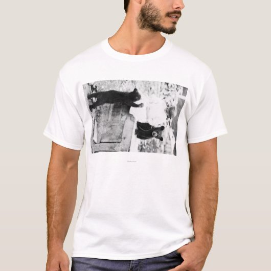 Meisje spelen met Beer Cub in Seward T-shirt (Voorkant)