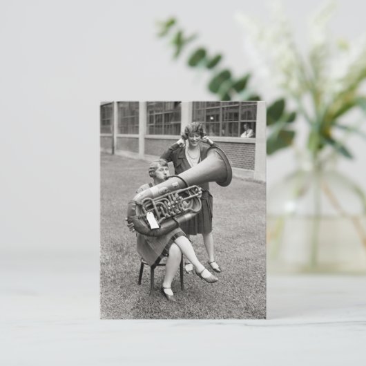 Meisje spelen Tuba, 1928 Briefkaart (Staand voorkant)