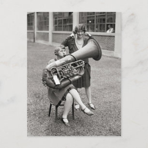 Meisje spelen Tuba, 1928 Briefkaart