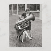 Meisje spelen Tuba, 1928 Briefkaart (Voorkant)