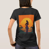 Meisje staat in water silhouet bij zonsondergang v t-shirt (Achterkant)
