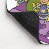 Meisje staat met opgestoken armen en jongens zitte muismat (Hoek)