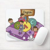 Meisje staat met opgestoken armen en jongens zitte muismat (Met muis)