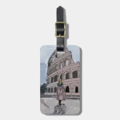 Meisje staat voor het Colosseum. Bagagelabel (Voorkant verticaal)