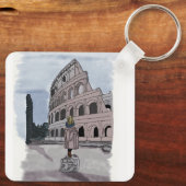 Meisje staat voor het Colosseum. Sleutelhanger (Achterkant)
