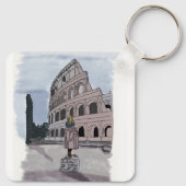 Meisje staat voor het Colosseum. Sleutelhanger (Achterkant)