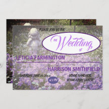 Meisje standbeeld met blauw violette phlox vergete