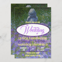 Meisje standbeeld met blauw violette phlox vergete