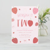 Meisje Strawberry Tweede Verjaardag Uitnodiging (Staand voorkant)