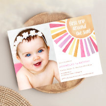 Meisje Sunshine eerste reis rond zon verjaardagsfe