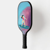 Meisje surfen bij zonsondergang pickleball paddle (Links)