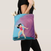 Meisje surfen bij zonsondergang tote bag (Dichtbij)