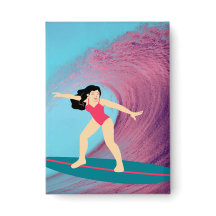 Meisje surft bij zonsondergang.