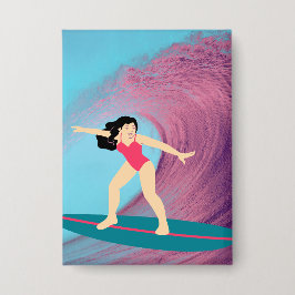 Meisje surft bij zonsondergang. button