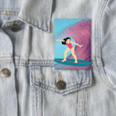 Meisje surft bij zonsondergang. button (Insitu)