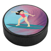 Meisje surft bij zonsondergang. hockey puck (3/4)