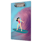 Meisje surft bij zonsondergang. klembord (Links)