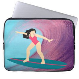 Meisje surft bij zonsondergang. laptop sleeve