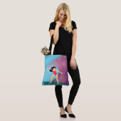 Meisje surft bij zonsondergang. tote bag (Op model)