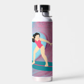 Meisje surft bij zonsondergang. waterfles (Links)