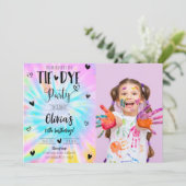 Meisje Tie Dye Verjaardagsfeestje Foto uitnodiging (Staand voorkant)