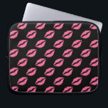 Meisje tilt een warm roze en zwart kus patroon laptop sleeve<br><div class="desc">Dit ,  girale patroon is gemaakt van hete roze lippen/lippenstift op een zwarte achtergrond. Het is een trendy design voor haar. Verstuur het hele jaar een kusje liefde of Valentijnsdag.</div>