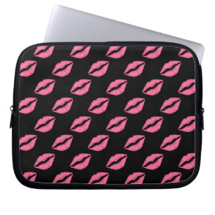 Meisje tilt een warm roze en zwart kus patroon laptop sleeve