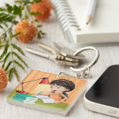 Meisje werkt op een bureau Sleutelhanger (Voorkant Rechts)