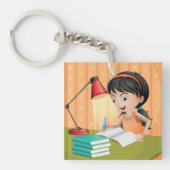 Meisje werkt op een bureau Sleutelhanger (Voorkant)