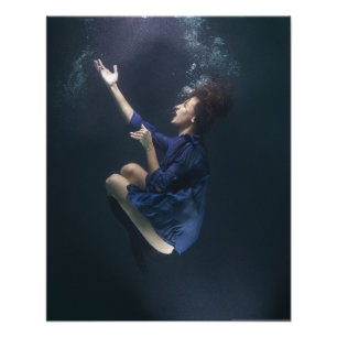 Meisje zingt onder water Fotouitbreiding Foto Afdruk