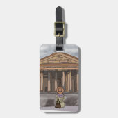 Meisje zit voor het Pantheon in Rome. Bagagelabel (Voorkant verticaal)