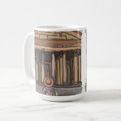 Meisje zit voor het Pantheon in Rome. Koffiemok (Voorkant links)