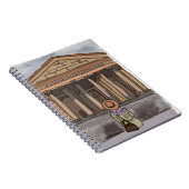 Meisje zit voor het Pantheon in Rome. Notitieboek (Rechterzijde)