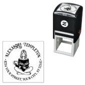 Meisje zittend gekruiste benen lezen #2 Naam Adres Zelfinktende Stempel (In situ)