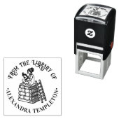 Meisje zittend op boeken lezend #3 Bibliotheek boe Zelfinktende Stempel (In situ)